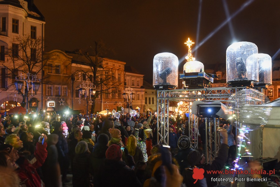 Tak grała WOŚP w Bielsku-Białej. Pokaz świateł na Rynku - ZDJĘCIA