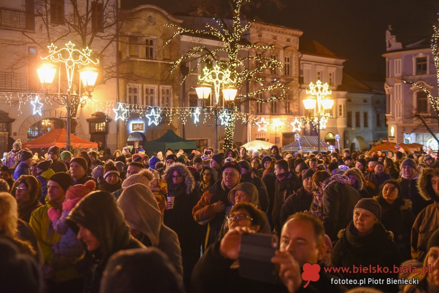 Tak grała WOŚP w Bielsku-Białej. Pokaz świateł na Rynku - ZDJĘCIA