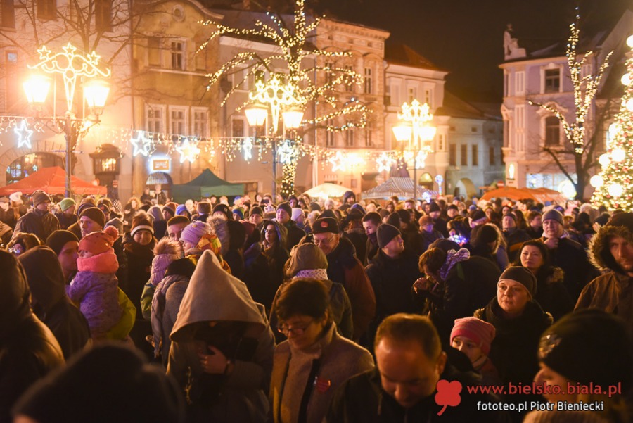 Tak grała WOŚP w Bielsku-Białej. Pokaz świateł na Rynku - ZDJĘCIA