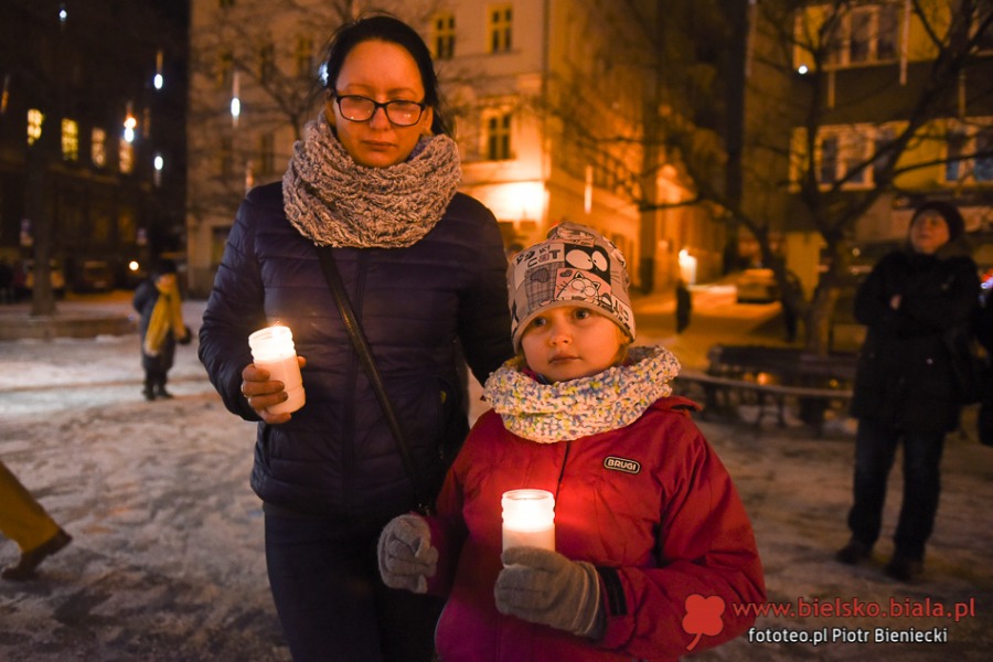 Bielszczanie przeciwko przemocy. Wiec milczenia na placu Chrobrego - foto