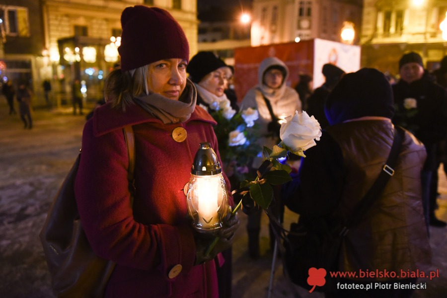 Bielszczanie przeciwko przemocy. Wiec milczenia na placu Chrobrego - foto