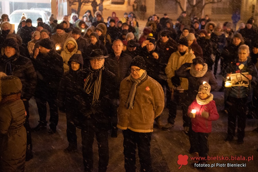 Bielszczanie przeciwko przemocy. Wiec milczenia na placu Chrobrego - foto