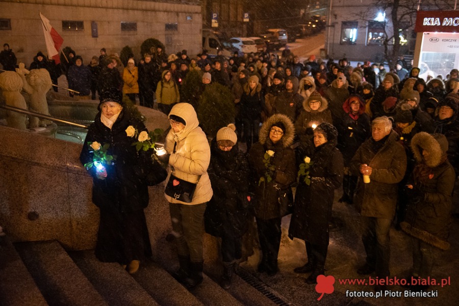 Bielszczanie przeciwko przemocy. Wiec milczenia na placu Chrobrego - foto