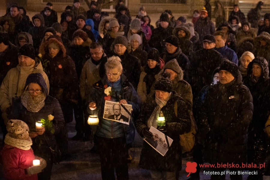 Bielszczanie przeciwko przemocy. Wiec milczenia na placu Chrobrego - foto