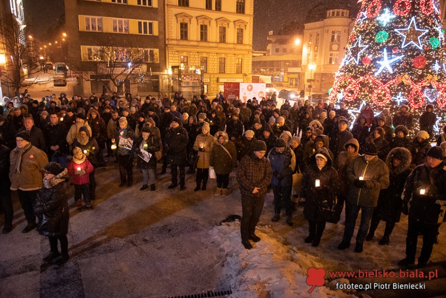 Bielszczanie przeciwko przemocy. Wiec milczenia na placu Chrobrego - foto