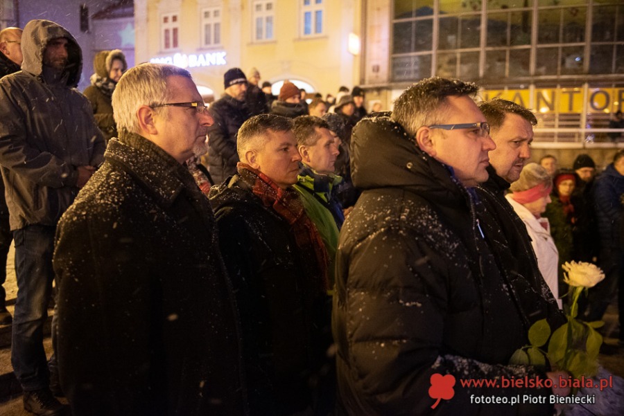 Bielszczanie przeciwko przemocy. Wiec milczenia na placu Chrobrego - foto