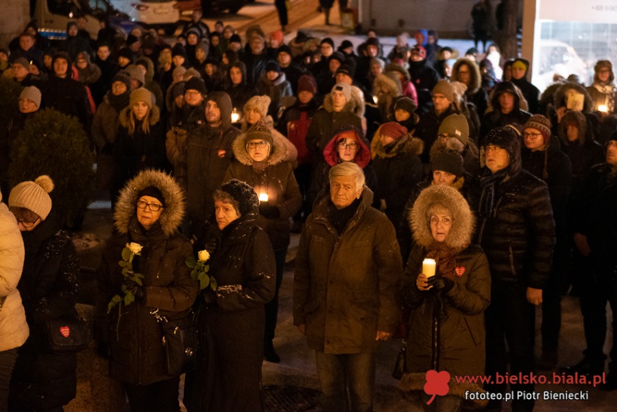Bielszczanie przeciwko przemocy. Wiec milczenia na placu Chrobrego - foto