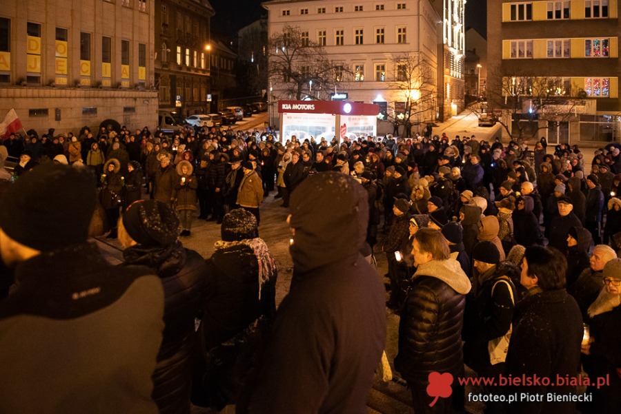 Bielszczanie przeciwko przemocy. Wiec milczenia na placu Chrobrego - foto