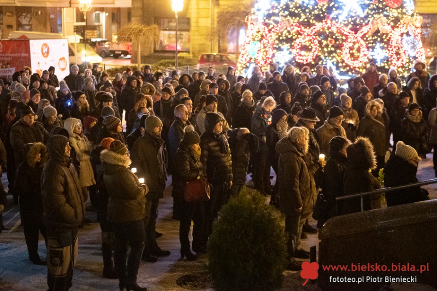 Bielszczanie przeciwko przemocy. Wiec milczenia na placu Chrobrego - foto