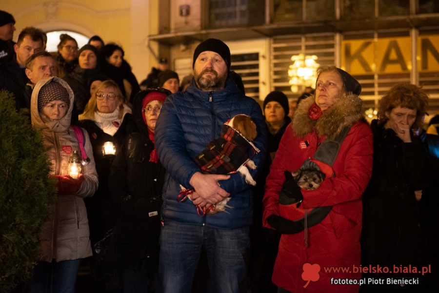 Bielszczanie przeciwko przemocy. Wiec milczenia na placu Chrobrego - foto