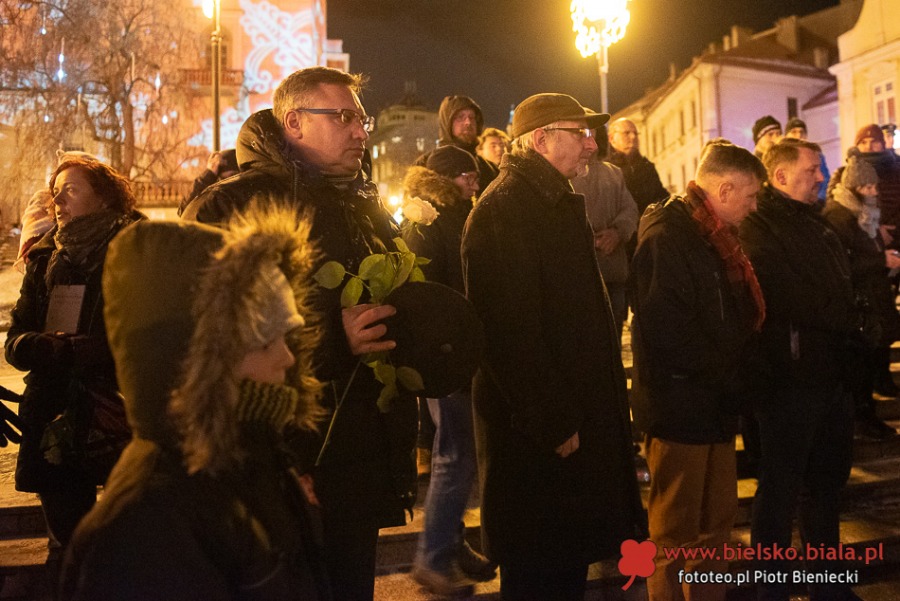 Bielszczanie przeciwko przemocy. Wiec milczenia na placu Chrobrego - foto