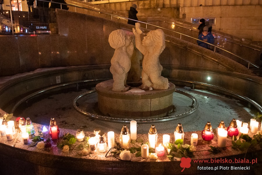 Bielszczanie przeciwko przemocy. Wiec milczenia na placu Chrobrego - foto