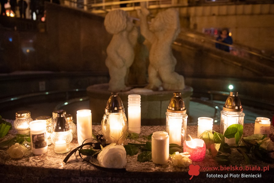 Bielszczanie przeciwko przemocy. Wiec milczenia na placu Chrobrego - foto