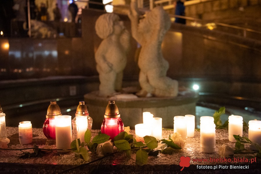 Bielszczanie przeciwko przemocy. Wiec milczenia na placu Chrobrego - foto