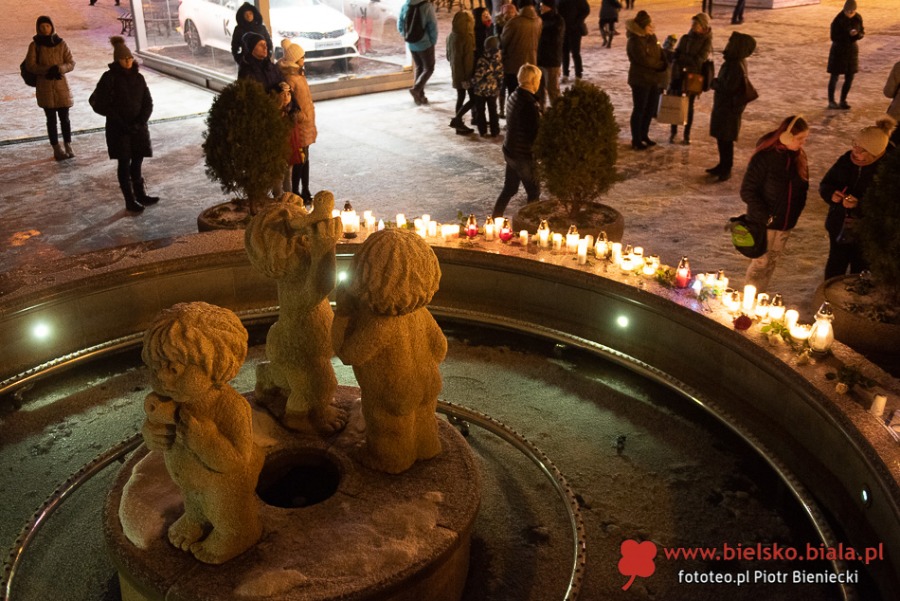 Bielszczanie przeciwko przemocy. Wiec milczenia na placu Chrobrego - foto