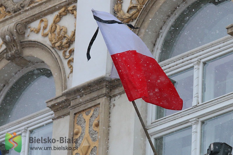 Księga kondolencyjna w bielskim ratuszu. Flagi przewieszone kirem - foto