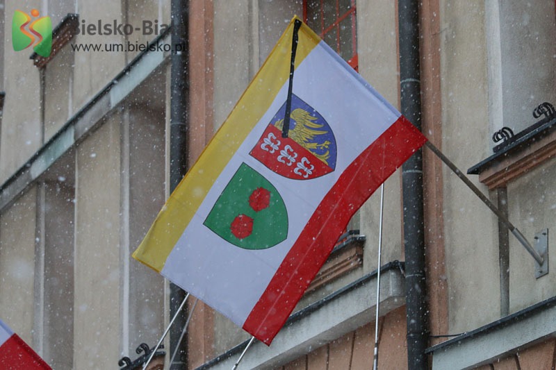 Księga kondolencyjna w bielskim ratuszu. Flagi przewieszone kirem - foto