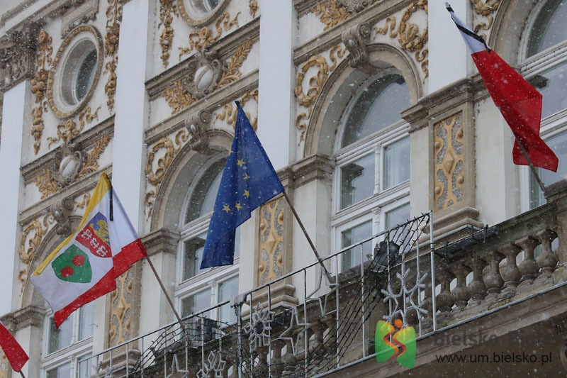 Księga kondolencyjna w bielskim ratuszu. Flagi przewieszone kirem - foto