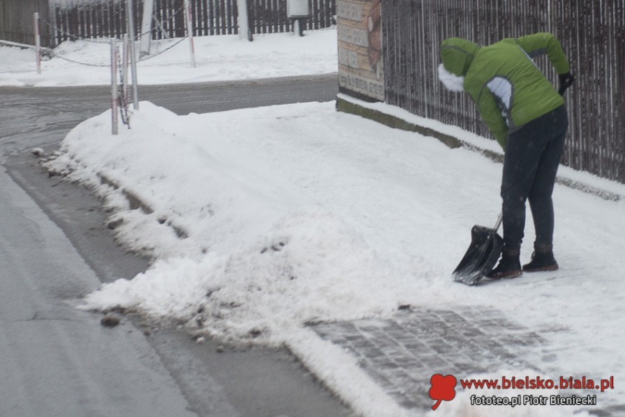 Śnieżyca na bielskich ulicach. Reporter na pługosolarce ZDJĘCIA
