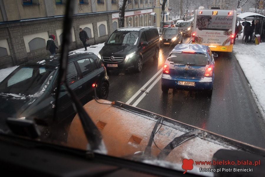 Śnieżyca na bielskich ulicach. Reporter na pługosolarce ZDJĘCIA
