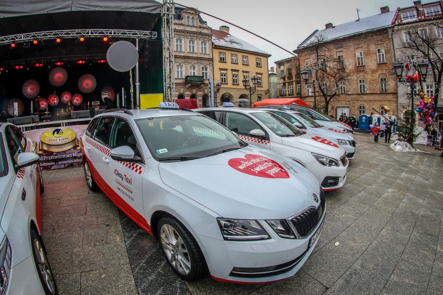 Okay Taxi z czerwonymi serduszkami. Kierowcy podzieli się utargiem - foto