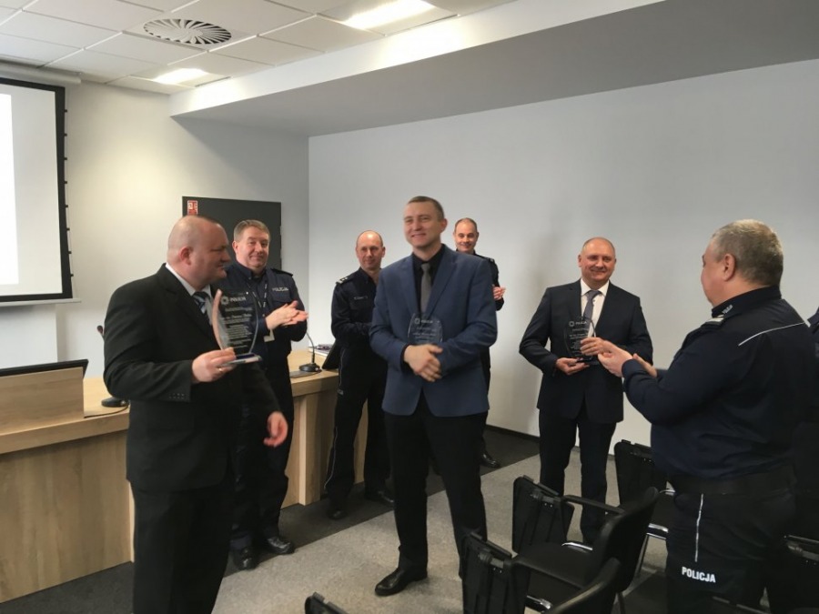 Doświadczeni policjanci żegnają się z mundurem - foto