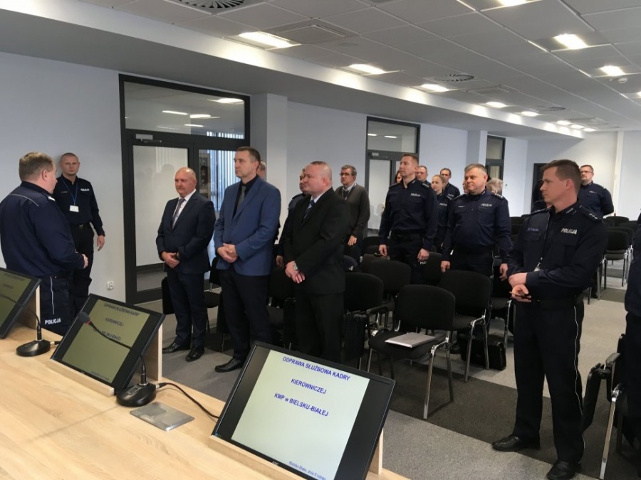 Doświadczeni policjanci żegnają się z mundurem - foto