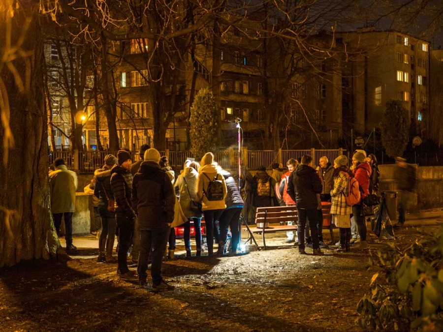 Zupa w parku za ratuszem. Ludzkie rozmowy nad miską ogórkowej