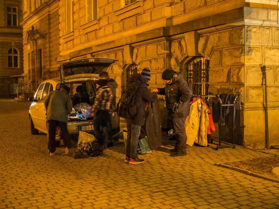 Zupa w parku za ratuszem. Ludzkie rozmowy nad miską ogórkowej