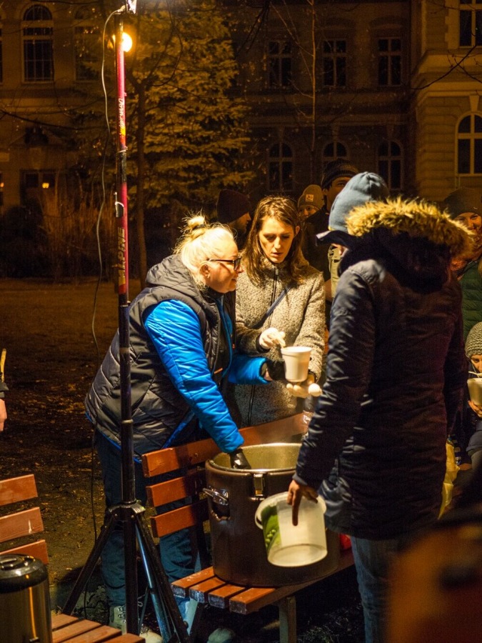 Zupa w parku za ratuszem. Ludzkie rozmowy nad miską ogórkowej