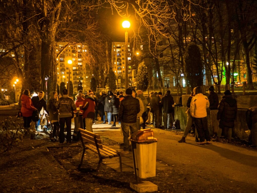 Zupa w parku za ratuszem. Ludzkie rozmowy nad miską ogórkowej
