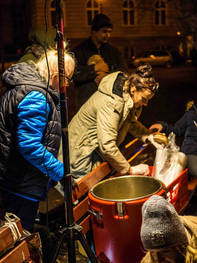 Zupa w parku za ratuszem. Ludzkie rozmowy nad miską ogórkowej