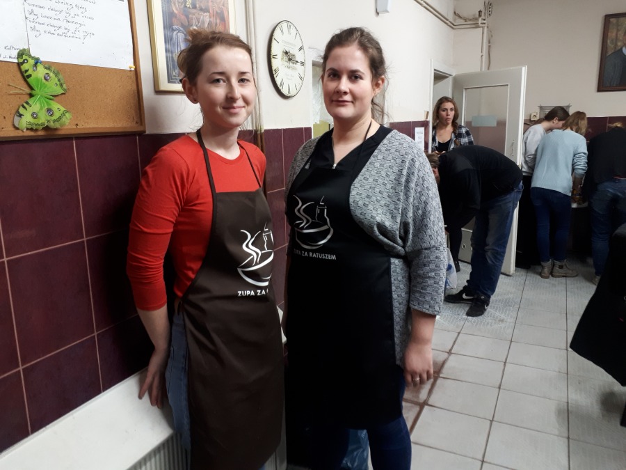 Zupa w parku za ratuszem. Ludzkie rozmowy nad miską ogórkowej