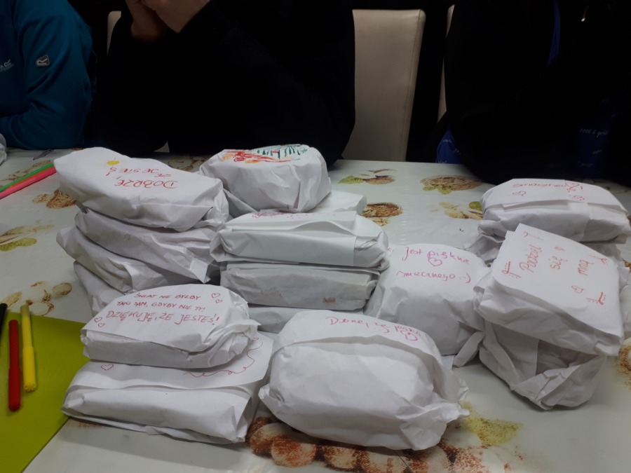 Zupa w parku za ratuszem. Ludzkie rozmowy nad miską ogórkowej