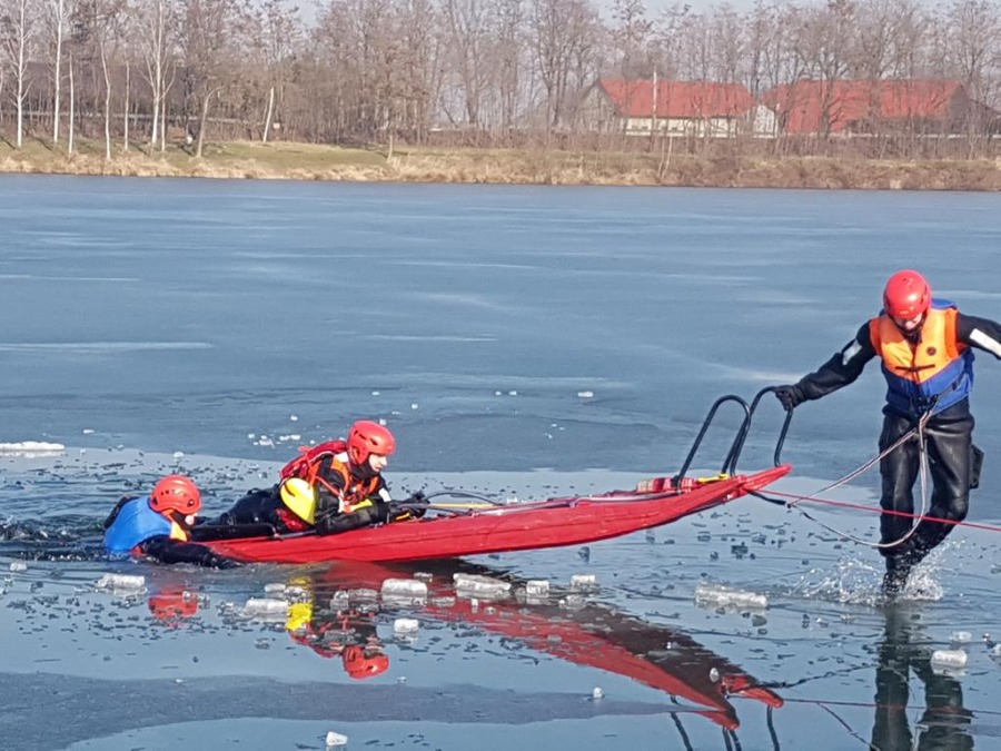Akcja ratownicza na lodzie. Tak ćwiczyli bielscy strażacy - foto