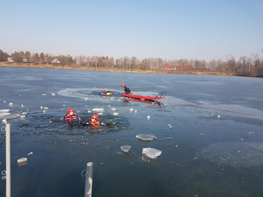 Akcja ratownicza na lodzie. Tak ćwiczyli bielscy strażacy - foto