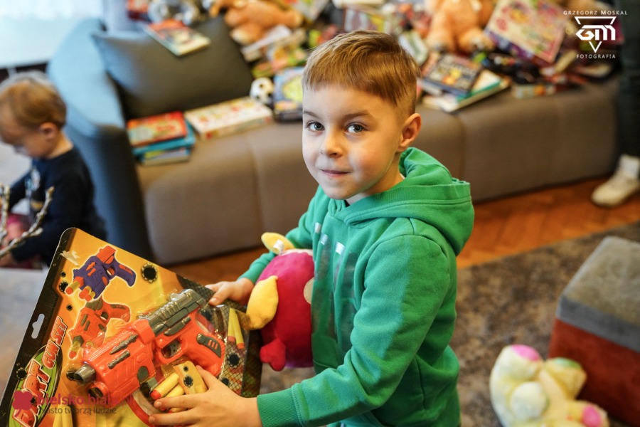 Samochód wypakowany prezentami. Dzieciaki były zachwycone! - foto