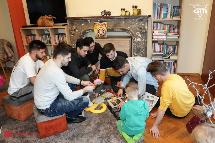Samochód wypakowany prezentami. Dzieciaki były zachwycone! - foto
