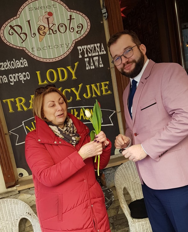 Poseł wręczał kobietom kwiaty. Uliczna akcja Grzegorza Pudy - foto