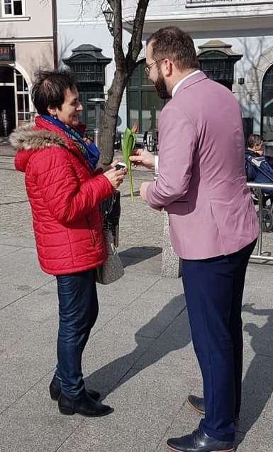 Poseł wręczał kobietom kwiaty. Uliczna akcja Grzegorza Pudy - foto