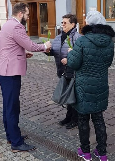 Poseł wręczał kobietom kwiaty. Uliczna akcja Grzegorza Pudy - foto