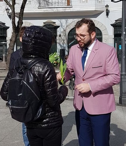 Poseł wręczał kobietom kwiaty. Uliczna akcja Grzegorza Pudy - foto