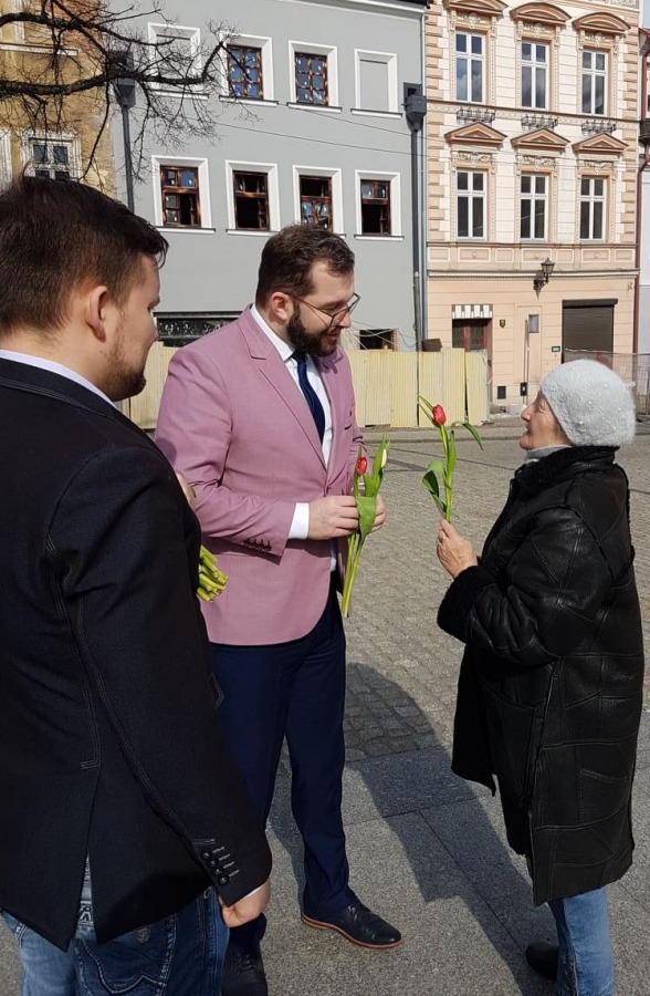 Poseł wręczał kobietom kwiaty. Uliczna akcja Grzegorza Pudy - foto
