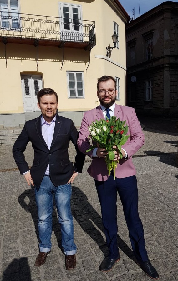 Poseł wręczał kobietom kwiaty. Uliczna akcja Grzegorza Pudy - foto