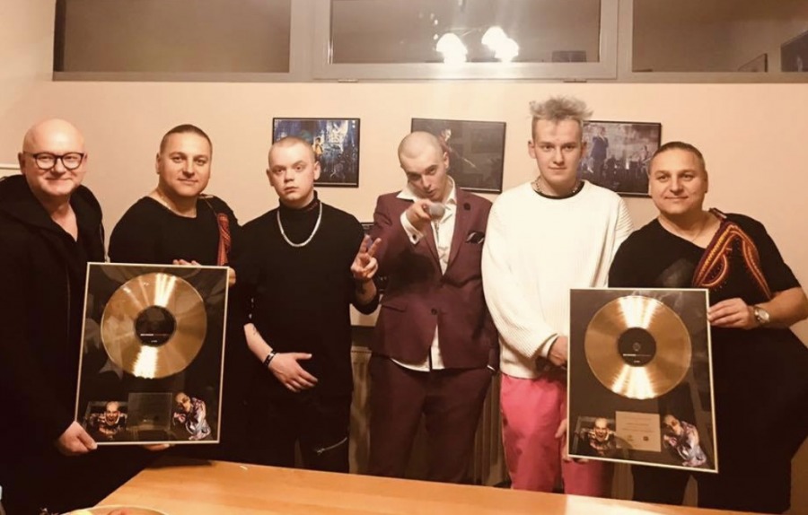 Bracia Golec rapują w bielskim klubie. Miliony odsłon na YouTube - film