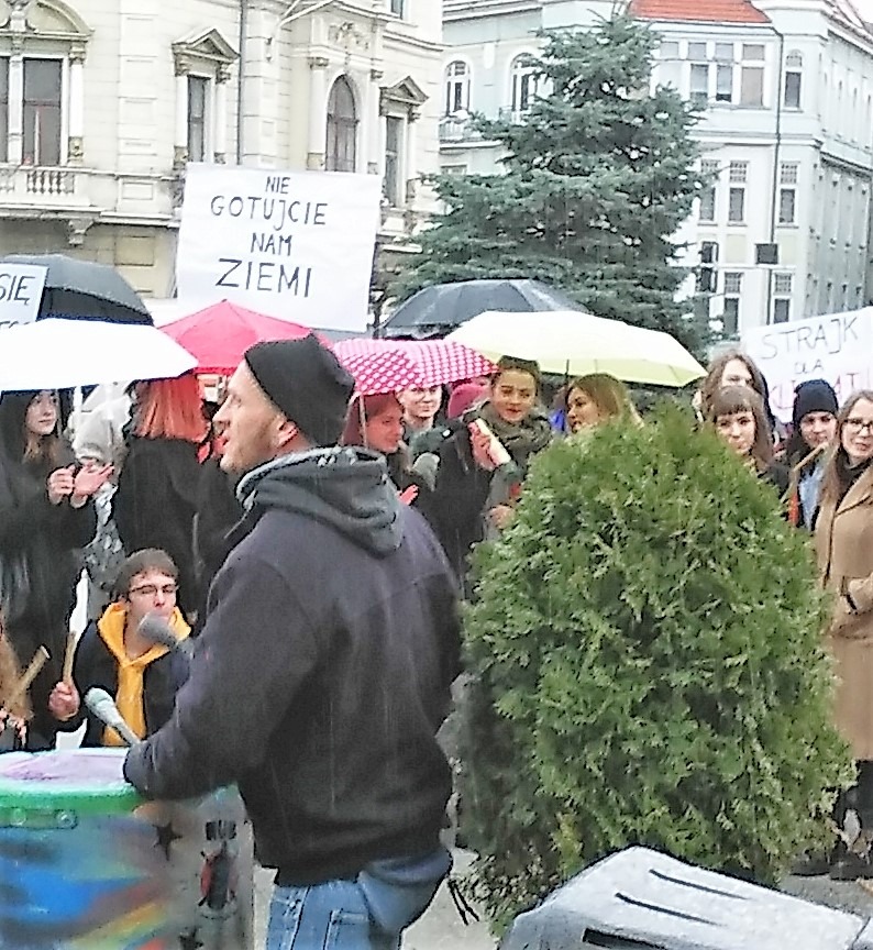 Bielscy uczniowie licznie poparli strajk. Protest na placu Chrobrego - foto