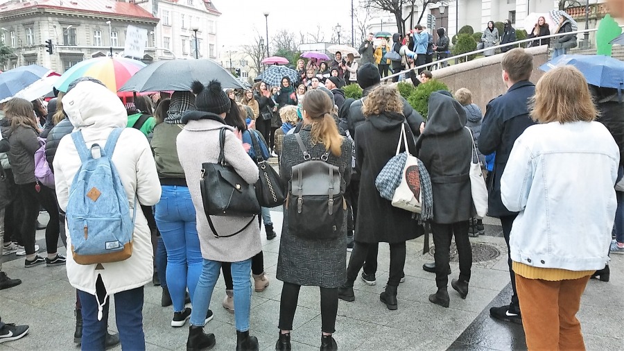 Bielscy uczniowie licznie poparli strajk. Protest na placu Chrobrego - foto