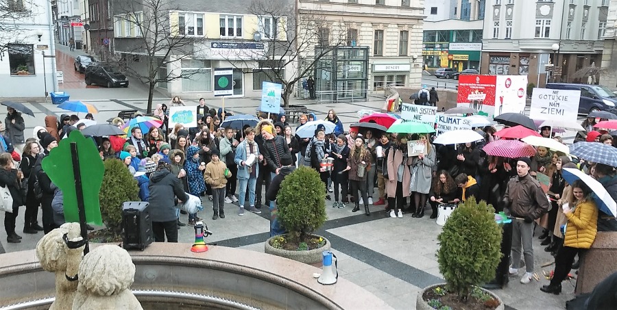 Bielscy uczniowie licznie poparli strajk. Protest na placu Chrobrego - foto