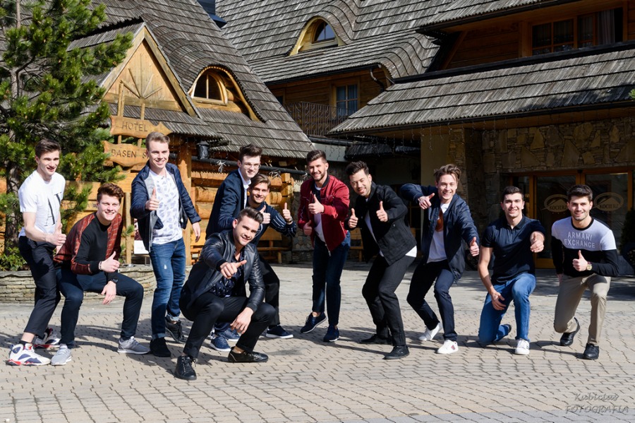 Przystojni faceci na wiosnę. Klimatyczne miejsce w Beskidach - foto