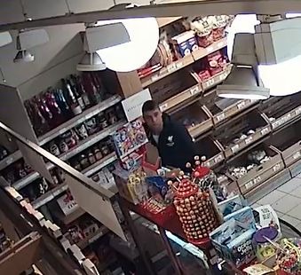 Ukradł butelkę whisky. Policja opublikowała zdjęcia z monitoringu - foto